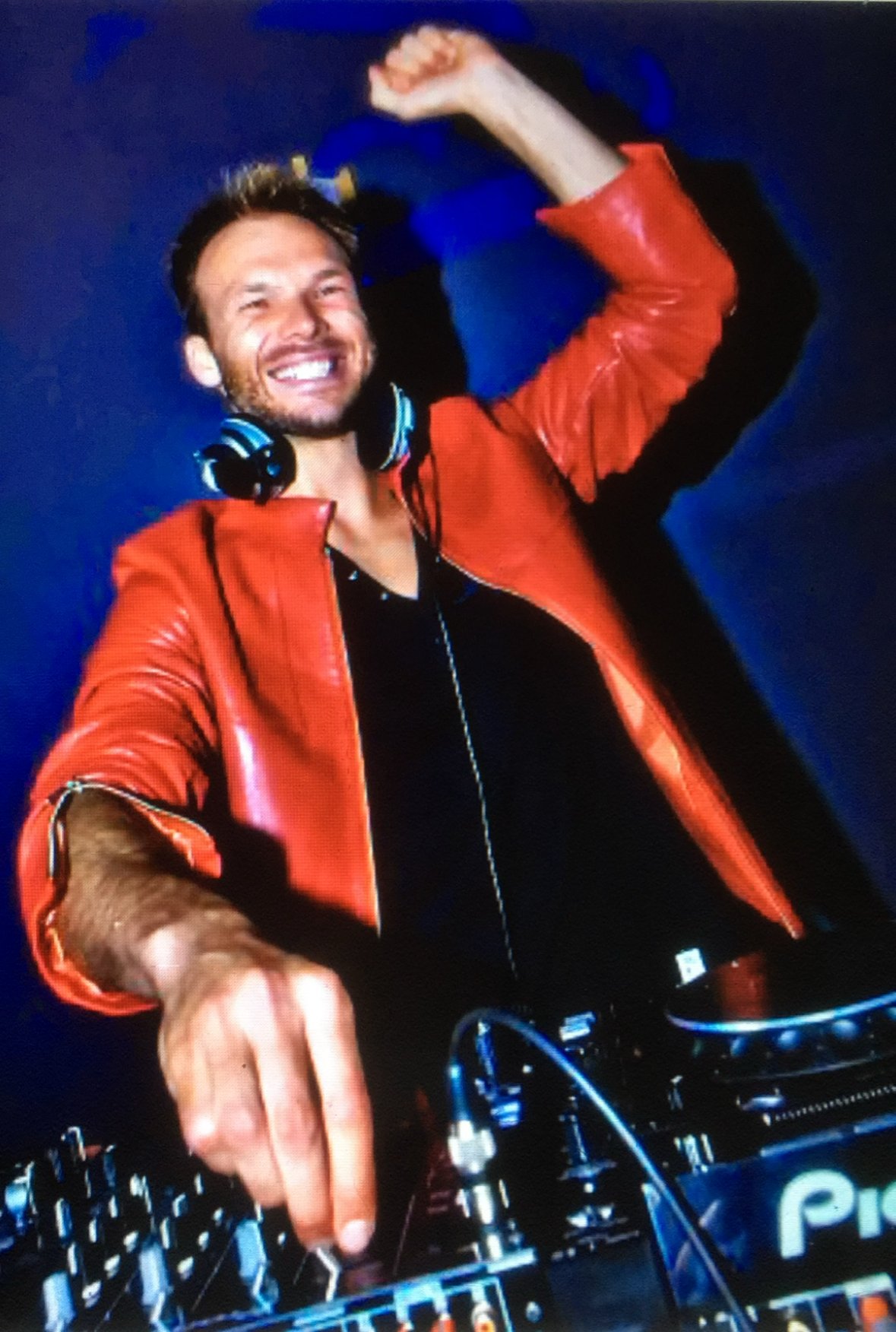 MAC DEMETRIUS behind the decks